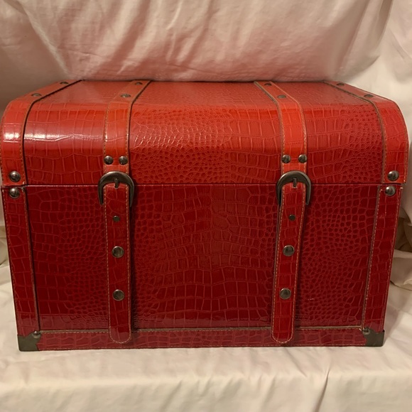 Red Hinged Chest that snaps closed - Picture 1 of 8